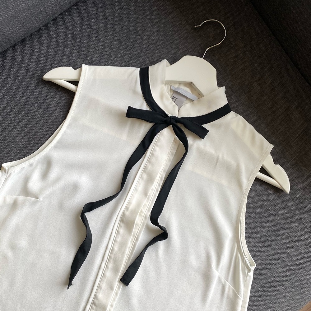 H&M White Sleeveless Blouse with a Narrow Tie